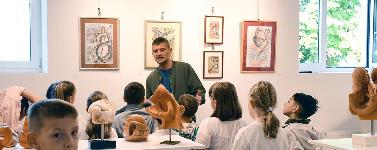 Posjet učenika izložbi „osjetilo dodira“