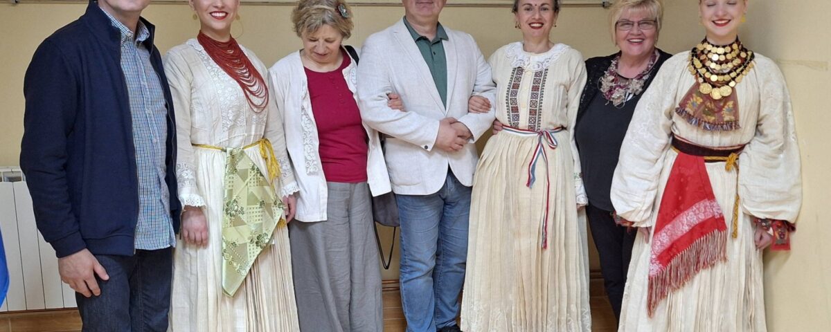 Lepa ti je v onom dolu trava