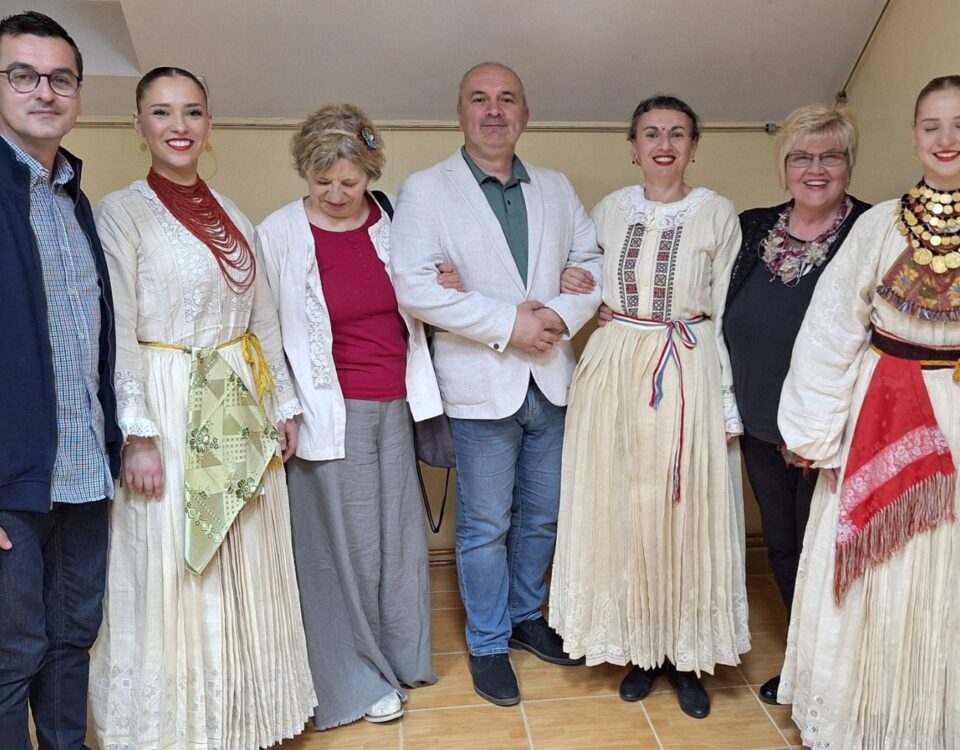 Lepa ti je v onom dolu trava